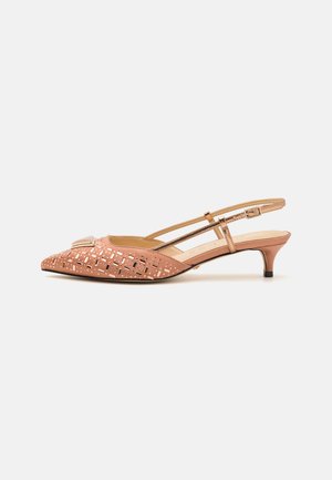 Scarpa slingback a punta in rosa chiaro con motivi intagliati, un tacco basso e un accento metallico sulla parte superiore. Texture liscia in tutto il suo insieme.
