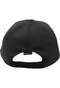 Gorra negra con un diseño redondeado, hecha de tejido ligero, con detalles de costura y una parte trasera elástica ajustable. Etiqueta del logo de Bugatti visible.