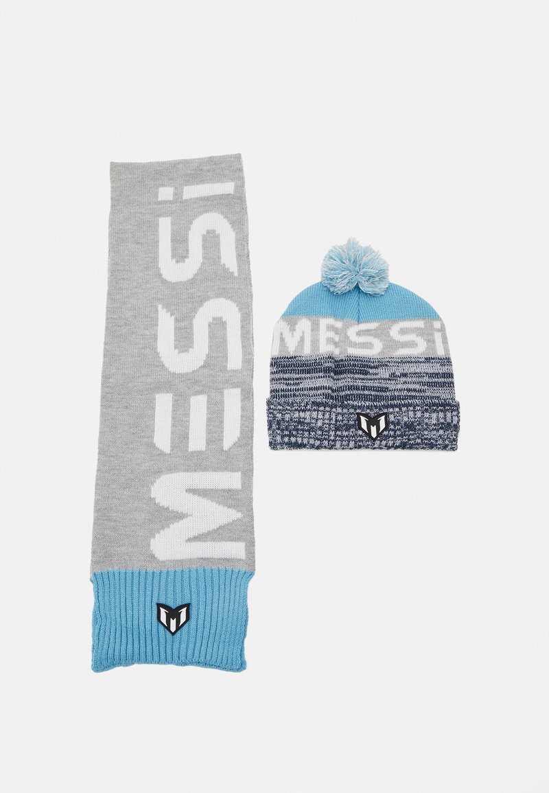 Harmaa huivi, jossa on suurta valkoista tekstiä "MESSI", ja siihen sopiva sininen pipo, jossa on pompomi ja laivastonsininen kuvioitu nauha, jossa on logotietoja.