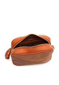 Borsa a tracolla in pelle tan con finitura testurizzata, chiusura con zip e tasca interna. Presenta cuciture curve e una tracolla removibile.