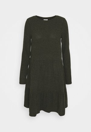 Robe tricotée verte à côtes avec manches longues, encolure ronde et ourlet à volants. Le tissu a une texture douce et une coupe décontractée.