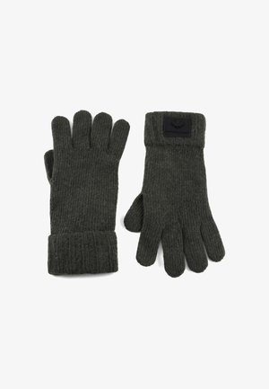 Mørkegrønne strikkede handsker med ribbede manchetter, et par viser et sort patch med et ahornbladlogo på håndleddet.