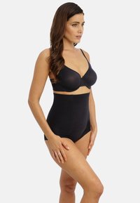 Completo di lingerie nero composto da un reggiseno liscio con spalline regolabili e un slip modellante a vita alta. Realizzato in tessuto morbido e elastico con una finitura liscia.
