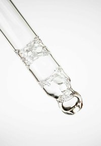 Klar glasdropper med cylindrisk form, med inre bubblor och en rundad spets. Slät yta och transparent utseende.