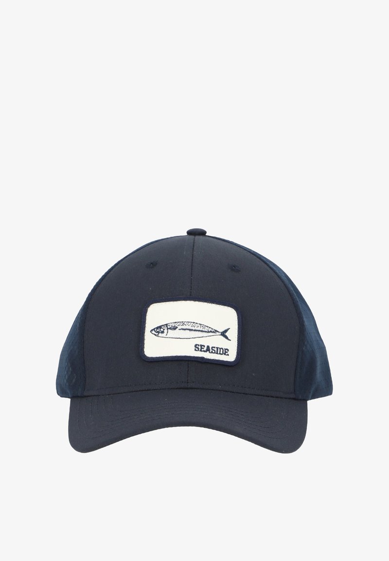 Marineblå kasket med buet skygge, netpaneler i siden og et hvidt patch med en fiske grafik og ordet "SEASIDE."