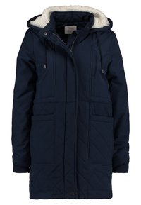 Granatowy pikowany parka z kapturem wykończonym sztucznym futrem, dwoma przednimi kieszeniami i zapięciem na guziki. Posiada regulowane sznurki oraz ściągacze przy mankietach.