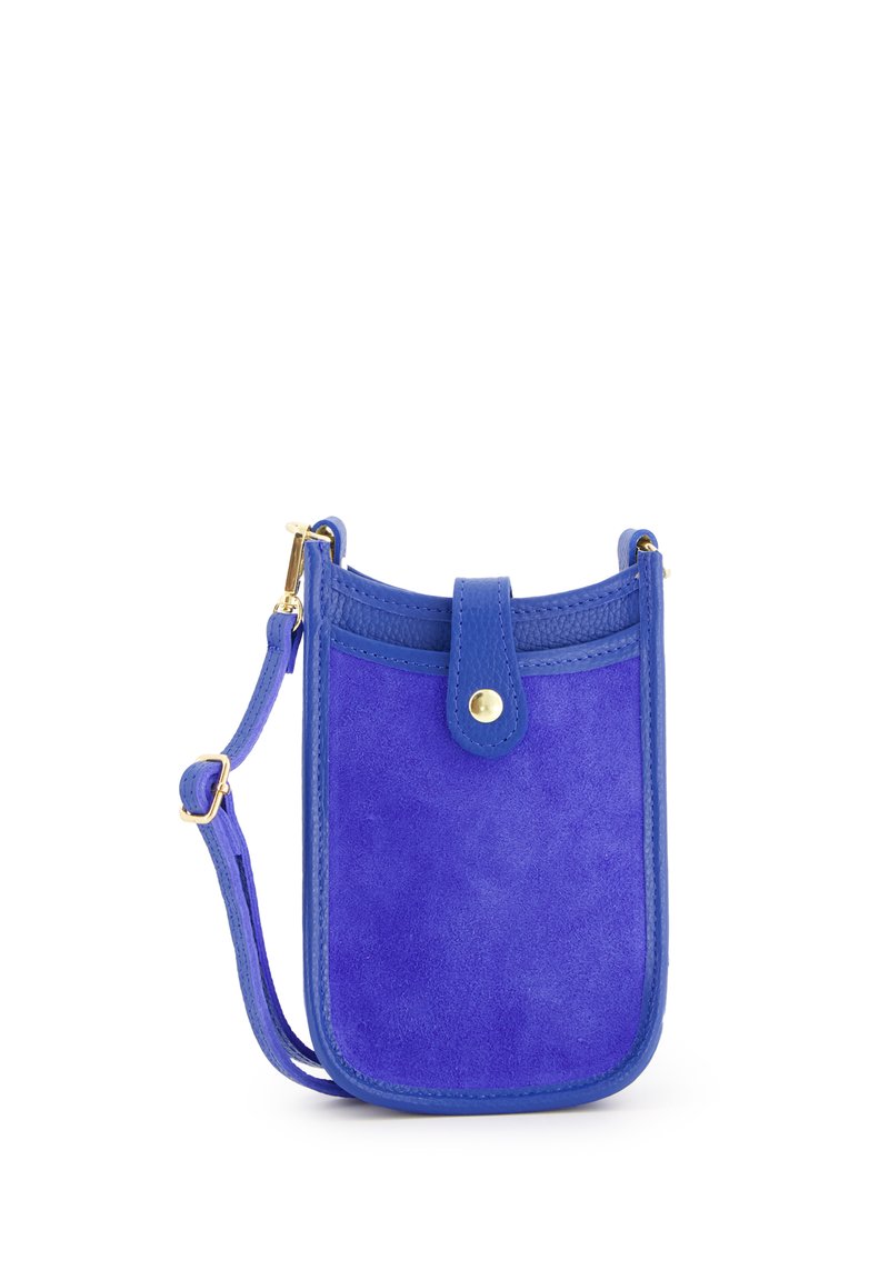 Lilla suede crossover taske med en tekstureret overflade, topflap lukning og guld hardware detaljer. Har en justerbar skulderrem.