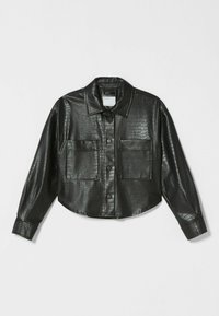 Czarna kurtka ze sztucznej skóry z tłoczeniem na wzór krokodylej skóry, o krótkim kroju, zapinana na guziki, z kołnierzem i dwoma naszywanymi kieszeniami z przodu. Gładka, błyszcząca faktura.