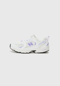 Baskets de course blanches avec des accents violets, tige en mesh, col rembourré et semelle en caoutchouc noir. Comprend le logo "N" et la marque "ABZORB".