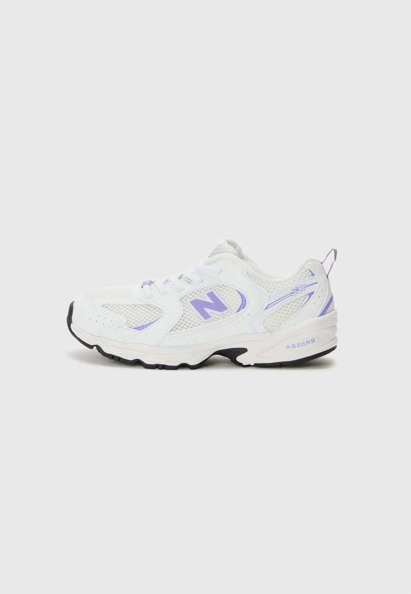 Baskets de course blanches avec des accents violets, tige en mesh, col rembourré et semelle en caoutchouc noir. Comprend le logo "N" et la marque "ABZORB".