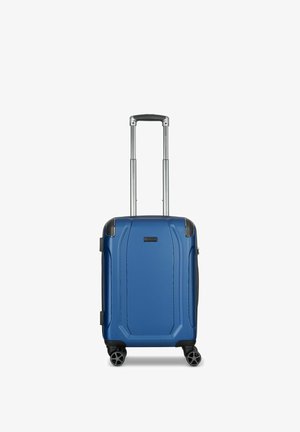 Valise rigide bleue avec une surface texturée, une poignée télescopique et quatre roues. Présente des accents angulaires et une plaque logo centrale.