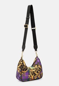 Borsa a spalla con forma curvata; motivo nero e oro su plaid viola; tracolla regolabile; dettagli in oro; texture liscia.