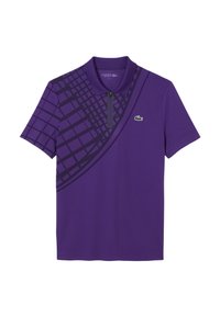 Paarse polo met een ritskraag, korte mouwen en een geometrisch patroon in een donkere paarse tint aan één kant. Lacoste-logo weergegeven.