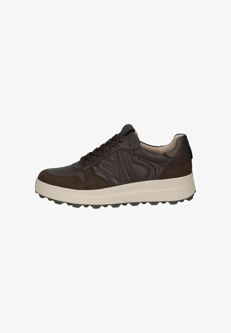 Baskets en cuir et daim marron foncé avec coutures texturées, laçage à l’avant, doublure intérieure beige et semelle épaisse blanche avec semelle extérieure crantée.