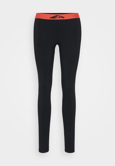 Leggings noirs à coupe ajustée avec une ceinture élastique orange portant un logo. Le matériau semble lisse et extensible, ce qui améliore le confort.