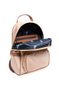 Sac à dos en nylon beige avec des accents en cuir brun, fermeture éclair, poche intérieure et doublure en tissu à motifs. Compartiment avant zippé inclus.