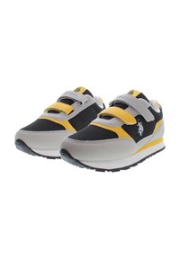 Sportovní boty s černým, žlutým a šedým designem, se suchými zipy, strukturovaným svrškem a kontrastní gumovou podrážkou.