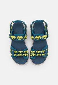 Blå sandaler med gula remmar med geometriskt mönster, två justerbara kardborreband, texturerad fotbädd och grå sula.