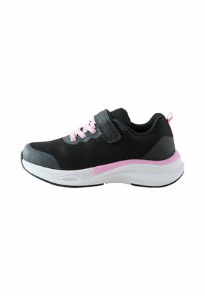 Czarno-szary sneaker z różowymi sznurówkami, różowym obszyciem, białą podeszwą i czarnym paskiem na rzep, widoczny z boku na białym tle.