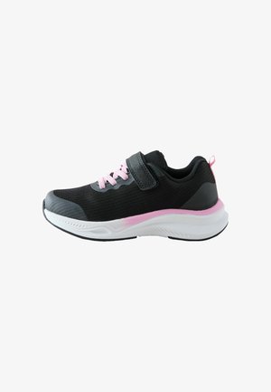 Czarno-szary sneaker z różowymi sznurówkami, różowym obszyciem, białą podeszwą i czarnym paskiem na rzep, widoczny z boku na białym tle.