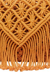 Borsa in macramè di un vivace arancione con intricati design a nodi. Presenta dettagli frangianti lungo il fondo per un tocco di consistenza e stile in più.