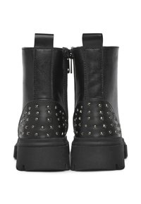 Stivaletti neri in pelle, con un pannello posteriore borchiato, doppi zip laterali e suole in gomma spessa. Texture liscia, design robusto.