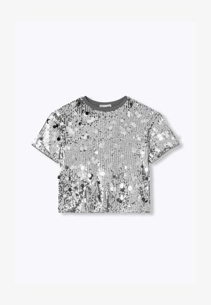 T-shirt court à manches courtes en tissu à sequins argentés avec un col gris lisse, présentant une surface brillante et réfléchissante.