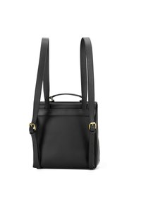 Borsa in pelle nera con spalline regolabili, forma rettangolare e base piatta. Presenta applicazioni in hardware dorato e un design minimal.