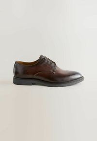 Braune Leder Schnürschuhe mit glatter Oberfläche, runder Zehenpartie und schwarzer Gummisohle. Verfügt über tonale Nähte entlang des Obermaterials.