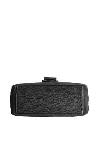 Borsa nera in pelle con superficie texture, forma rettangolare e cuciture bianche a contrasto lungo i bordi. Presenta una maniglia superiore.