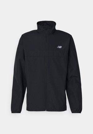 Sort vindjakke med lynlås foran, høj krave, elastiske manchetter og subtil logo-detalje på den øverste venstre side.