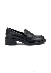 Mocasín de cuero negro con puntera redondeada, acentos cosidos y un tacón bajo. Textura suave con un diseño de fácil de poner.