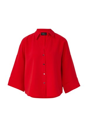 Czerwona bluzka o luźnym kroju z szerokimi rękawami 3/4, czarnymi guzikami z przodu i klasycznym kołnierzykiem.