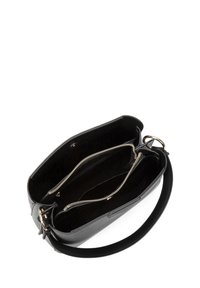 Borsa in pelle nera con forma strutturata, dotata di due scomparti con zip e di una maniglia corta per il trasporto. Texture liscia e dettagli minimi.