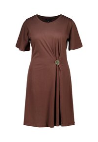 Robe brune à manches courtes en tissu doux, avec un design torsadé à la taille et un accent de bouton décoratif.