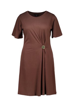 Bruine jurk met korte mouwen van zachte stof, met een gedraaide design bij de taille en een decoratieve knoopaccent.