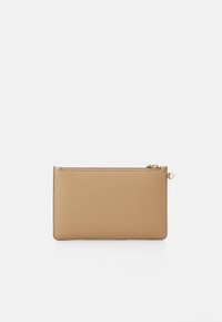 Brun lærpung med en glatt tekstur, rektangulær form og gyllen glidelåsdetalj. Har et enkelt, minimalistisk design.