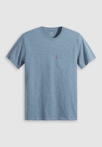 T-shirt bleu chiné à manches courtes avec col rond, poche poitrine et petite étiquette rouge sur la couture de la poche.