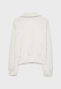 Weißer Sweatshirt mit Kragen, herunterhängenden Schultern und gerippten Bündchen. Weiche Textur mit lockerer Passform und leicht verkürzter Länge.