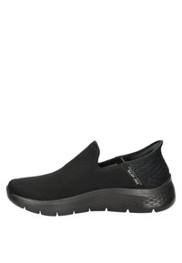 Scarpe slip-on nere realizzate in materiale mesh, con tallone testurizzato, suola flessibile e design minimalista. Leggere e traspiranti.