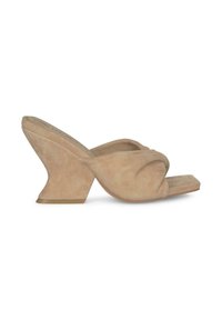 Beige suede open-toe muilen met een onderscheidend ontwerp van gedraaide banden en een hoekige, sculptuurachtige hak. Vlakke platform aan de voorkant.