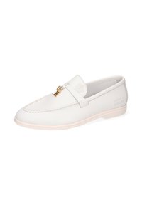 Mocasines de cuero blanco con punta redondeada, herrajes decorativos dorados y suela de color claro. Presentan una marca sutil en el lateral.