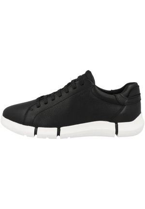 Sneakers in pelle nera con un design low-profile, punta rotonda e suola in gomma bianca. Parte superiore testurizzata con chiusura a lacci tradizionale.