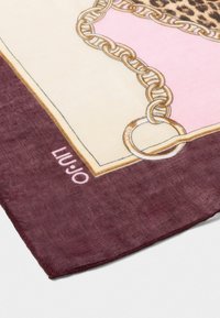 Foulard di seta multicolore con stampa leopardata, design a catena e bordi color maroon. Il nome del marchio "LIU JO" è stampato in rosa.