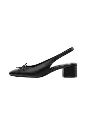 Zwarte leren slingback-schoen met lage blokhak en klein strikdetail op de puntige neus, zijaanzicht op witte achtergrond.