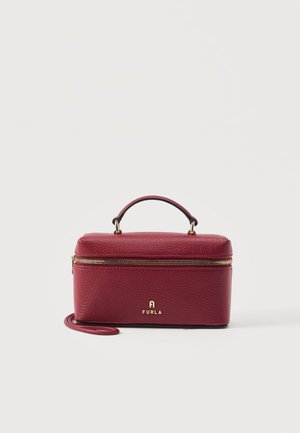 Piccola borsa a mano rettangolare in pelle bordeaux con manico superiore, cerniera dorata e logo Furla sul davanti su sfondo bianco.
