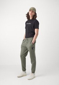 Calvin Klein Jeans TECHNICAL BADGE PANT - Joggebukse - dusty olive