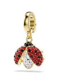 Χρυσό σκουλαρίκι-μενταγιόν σε σχέδιο κρίκου με φτερά πασχαλίτσας επενδυμένα με κόκκινες και μαύρες πέτρες, που ανοίγουν για να αποκαλύψουν μια μεγάλη διάφανη πέτρα μαρκίζ κοπής στο εσωτερικό.