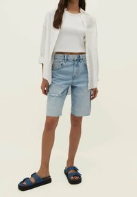 Stradivarius Shorts vaqueros - light-blue denim
