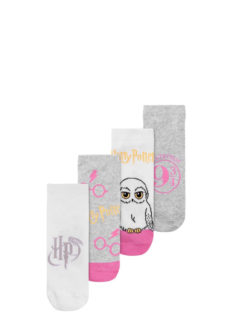 Quattro paia di calzini caratterizzati da un mix di tessuto bianco e grigio. I design includono il logo "HP", "Harry Potter", un gufo e "Platform 9¾" in rosa.